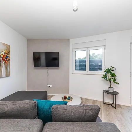 Lovely In Okrug Gornji