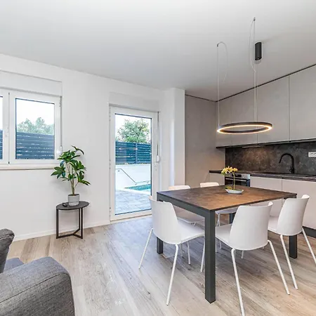 2 Bedroom Gorgeous In Okrug Gornji * Trogir