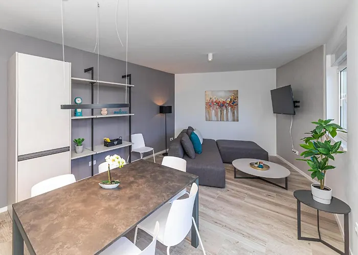 Lovely In Okrug Gornji Apartamento